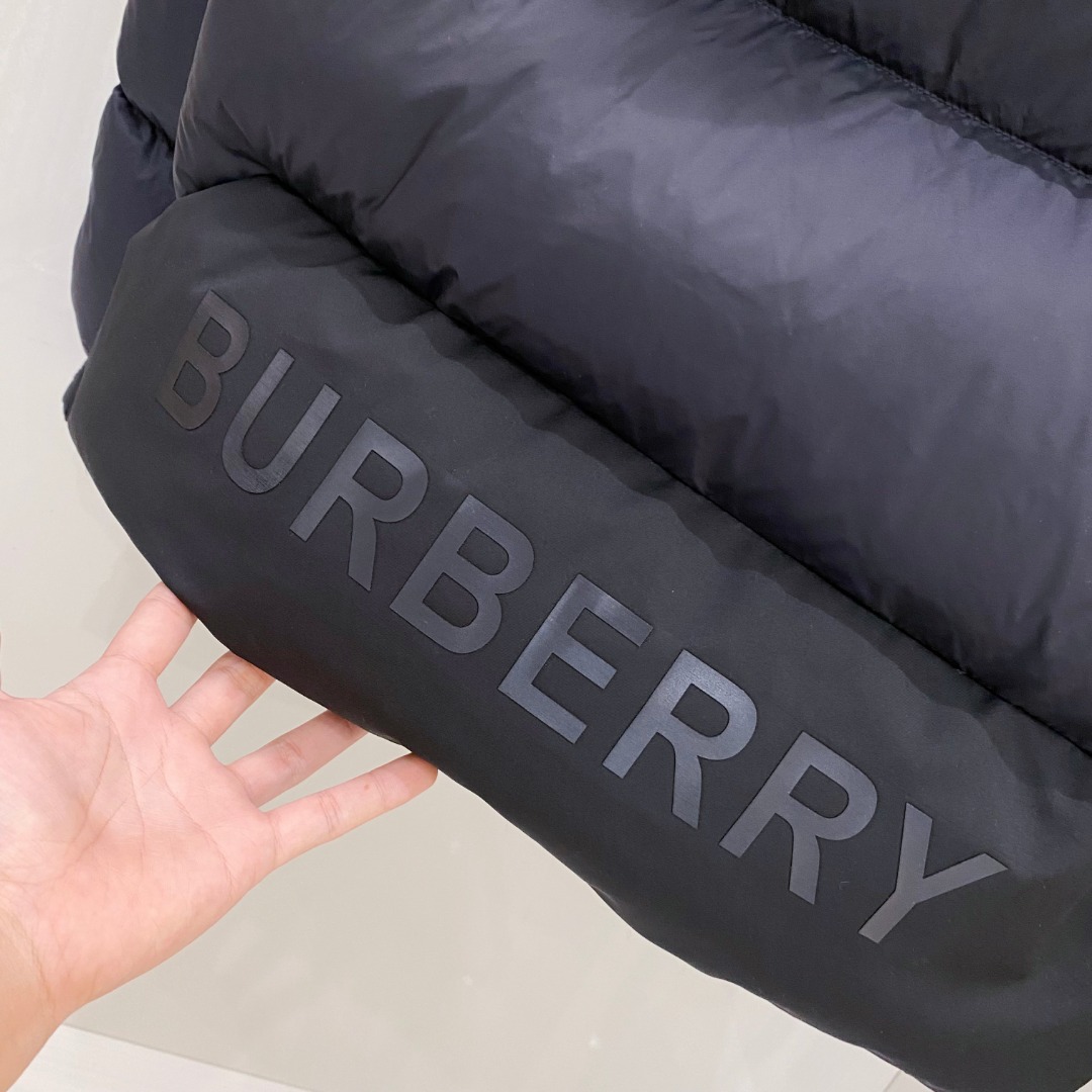 爆款羽绒服 BURBERRY巴宝莉 2025新款羽绒服秀场新品，袖子可拆卸，一衣两穿。品相非常完美，专柜