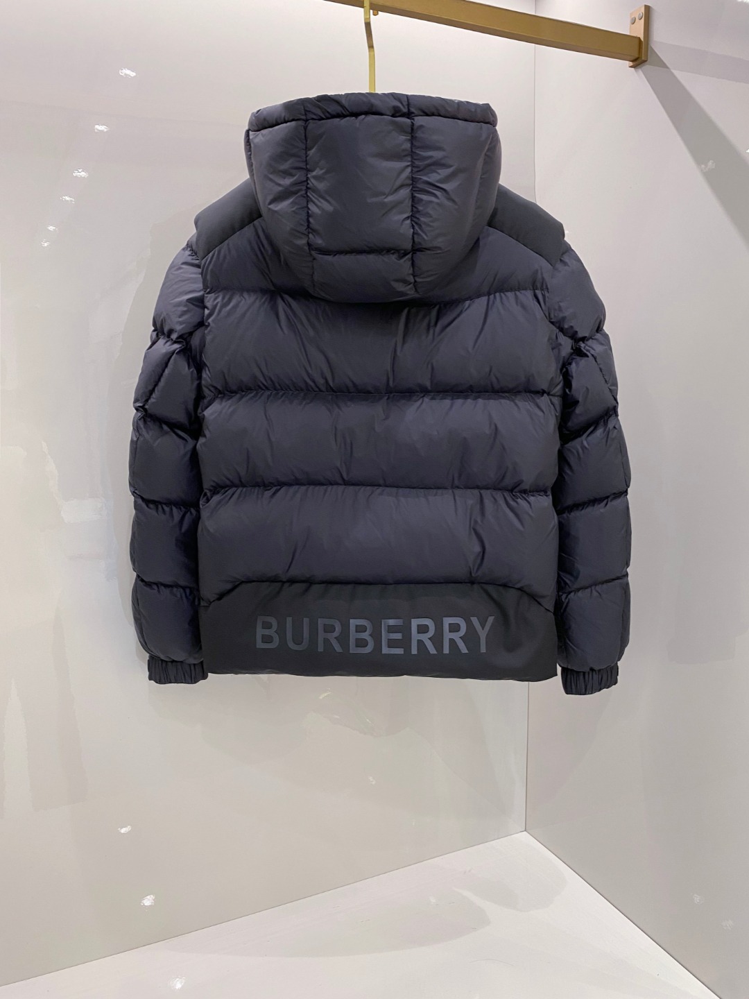 爆款羽绒服 BURBERRY巴宝莉 2025新款羽绒服秀场新品，袖子可拆卸，一衣两穿。品相非常完美，专柜