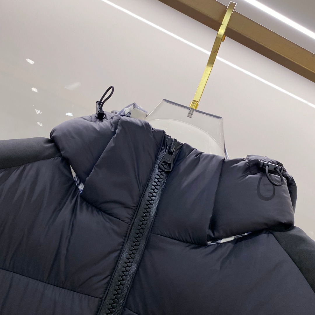 爆款羽绒服 BURBERRY巴宝莉 2025新款羽绒服秀场新品，袖子可拆卸，一衣两穿。品相非常完美，专柜