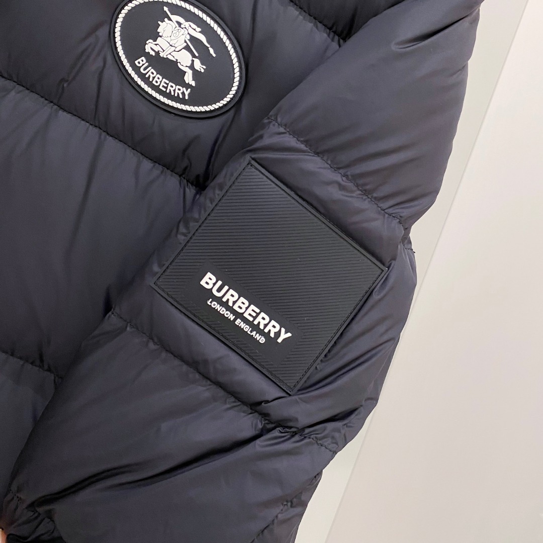 爆款羽绒服 BURBERRY巴宝莉 2025新款羽绒服秀场新品，袖子可拆卸，一衣两穿。品相非常完美，专柜