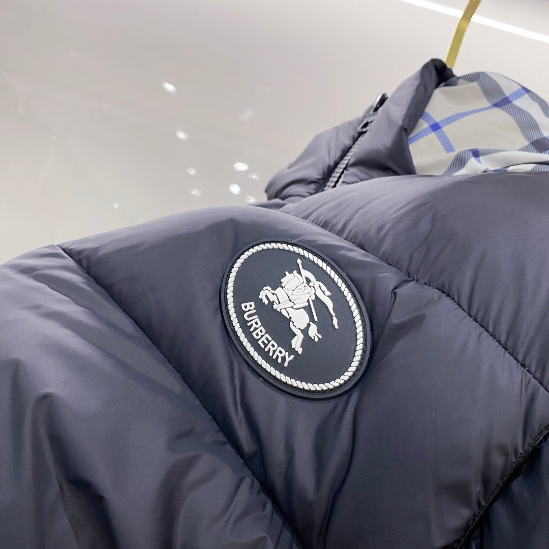 爆款羽绒服 BURBERRY巴宝莉 2025新款羽绒服秀场新品，袖子可拆卸，一衣两穿。品相非常完美，专柜