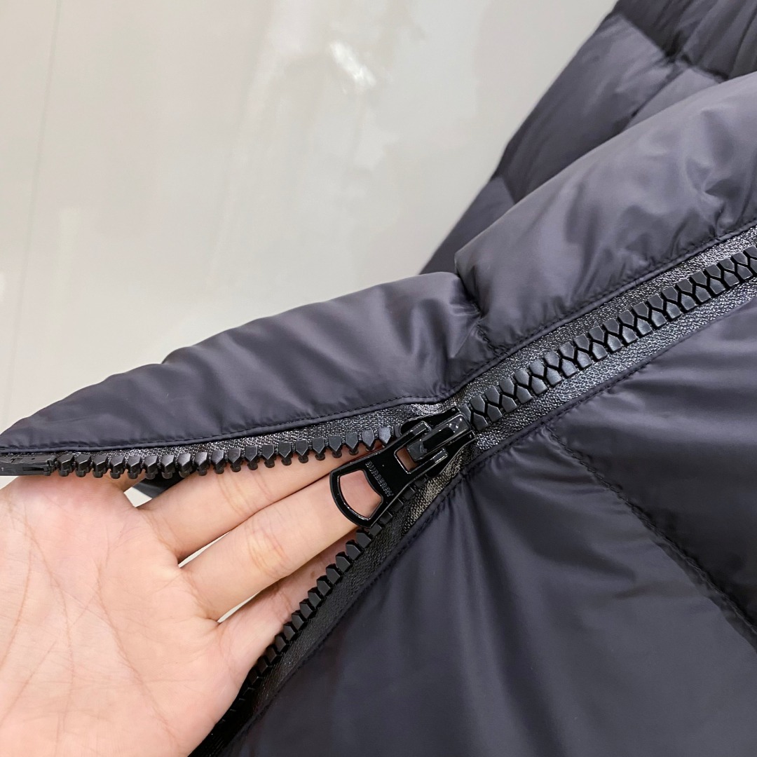 爆款羽绒服 BURBERRY巴宝莉 2025新款羽绒服秀场新品，袖子可拆卸，一衣两穿。品相非常完美，专柜