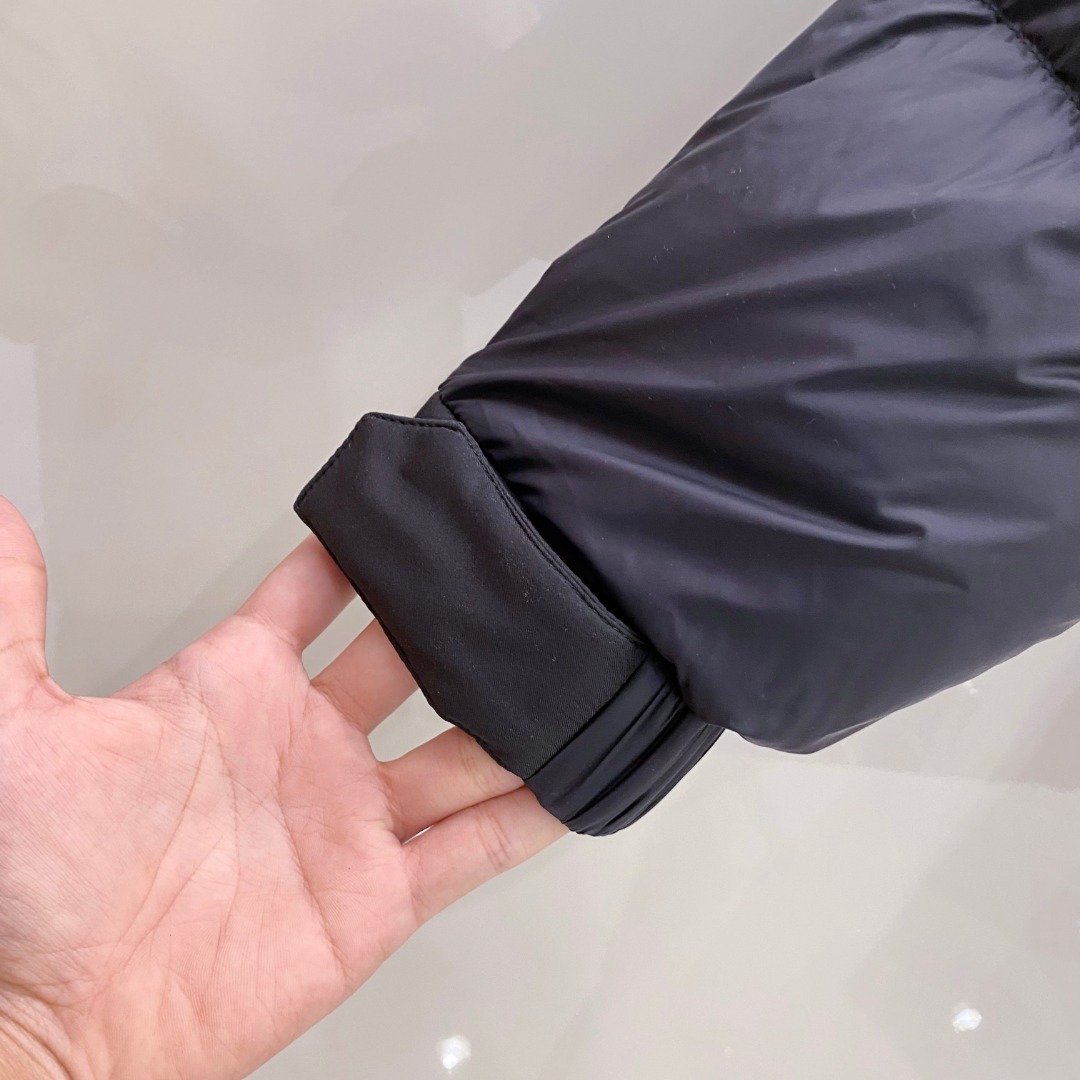 爆款羽绒服 BURBERRY巴宝莉 2025新款羽绒服秀场新品，袖子可拆卸，一衣两穿。品相非常完美，专柜