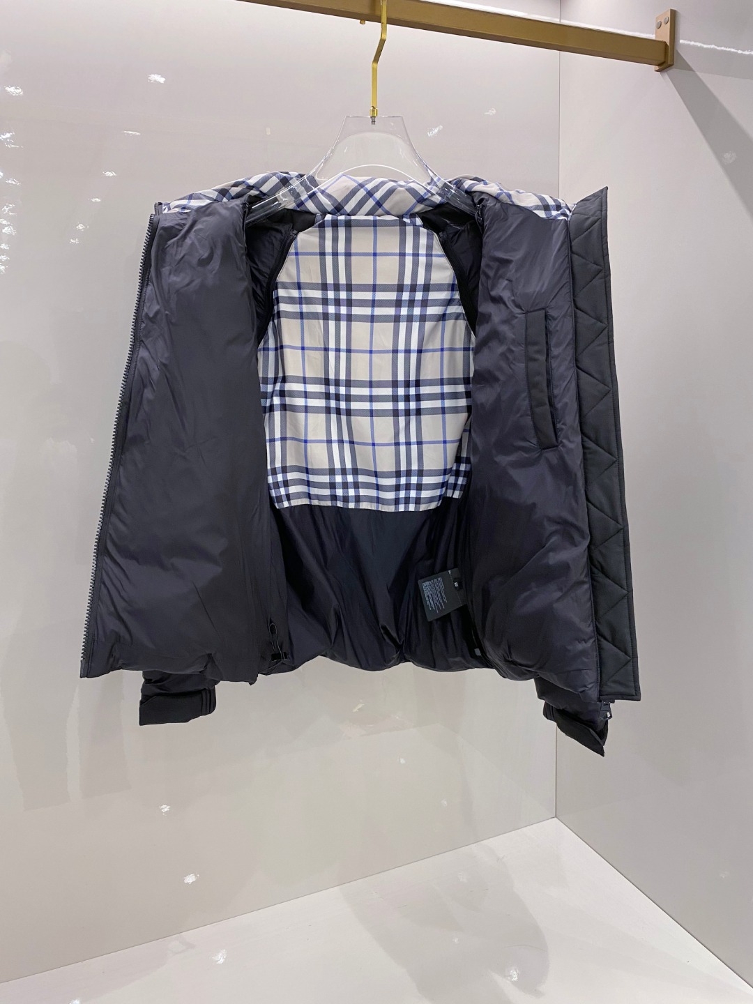 爆款羽绒服 BURBERRY巴宝莉 2025新款羽绒服秀场新品，袖子可拆卸，一衣两穿。品相非常完美，专柜