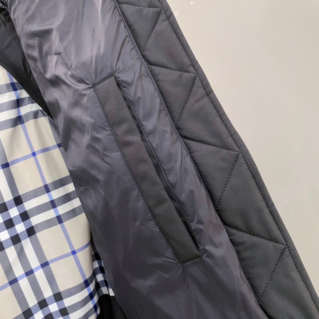 爆款羽绒服 BURBERRY巴宝莉 2025新款羽绒服秀场新品，袖子可拆卸，一衣两穿。品相非常完美，专柜