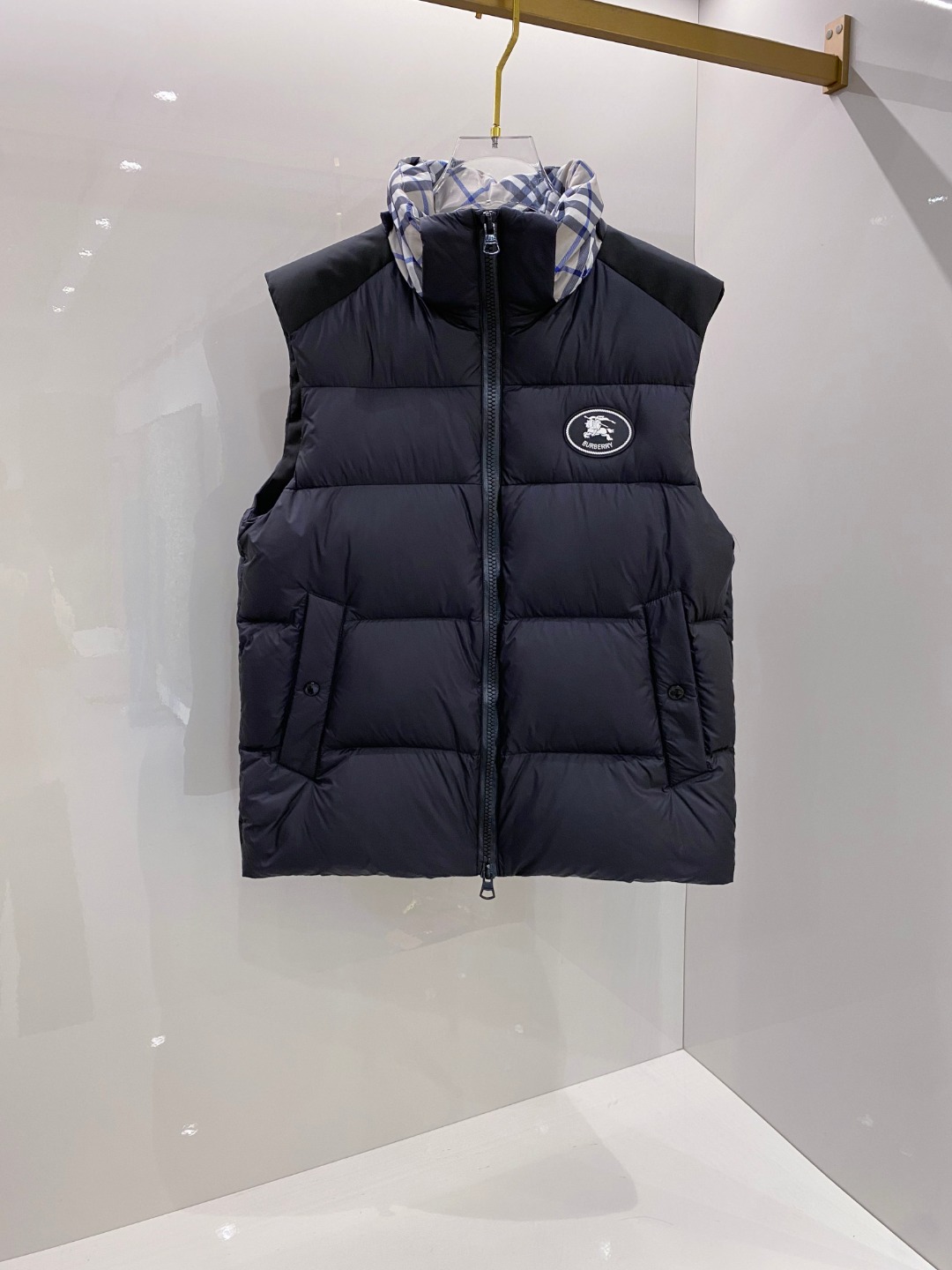 爆款羽绒服 BURBERRY巴宝莉 2025新款羽绒服秀场新品，袖子可拆卸，一衣两穿。品相非常完美，专柜