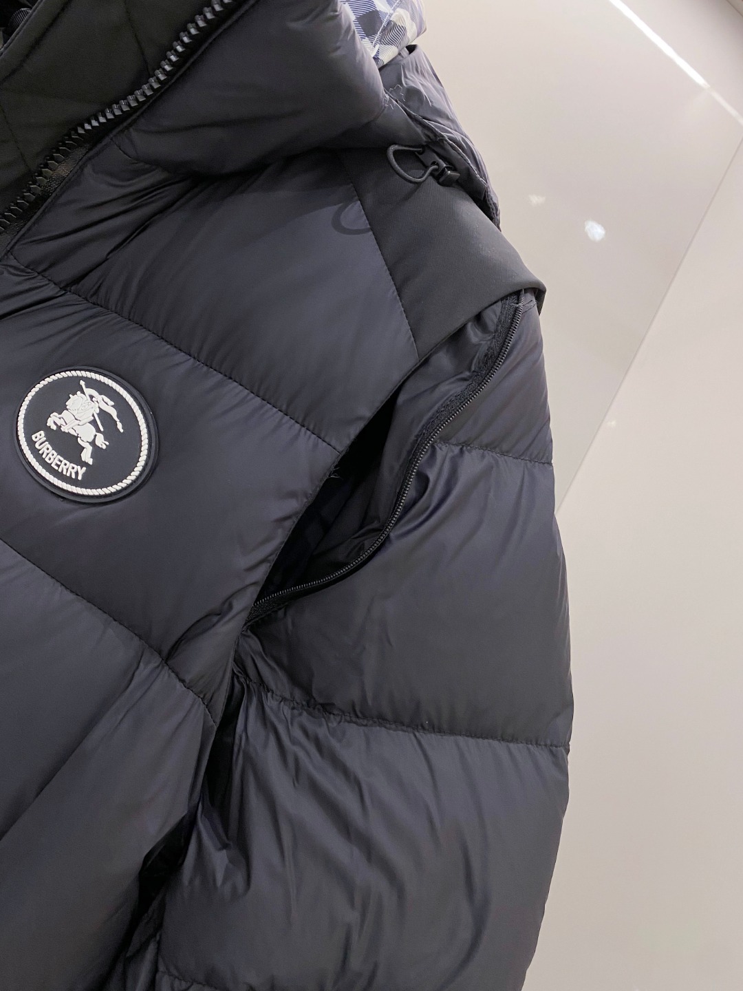 爆款羽绒服 BURBERRY巴宝莉 2025新款羽绒服秀场新品，袖子可拆卸，一衣两穿。品相非常完美，专柜