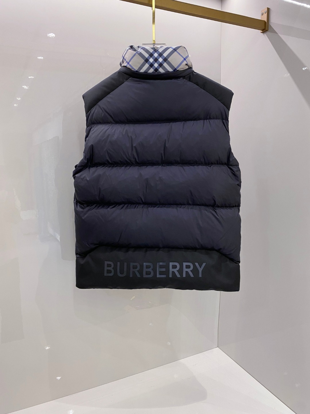 爆款羽绒服 BURBERRY巴宝莉 2025新款羽绒服秀场新品，袖子可拆卸，一衣两穿。品相非常完美，专柜