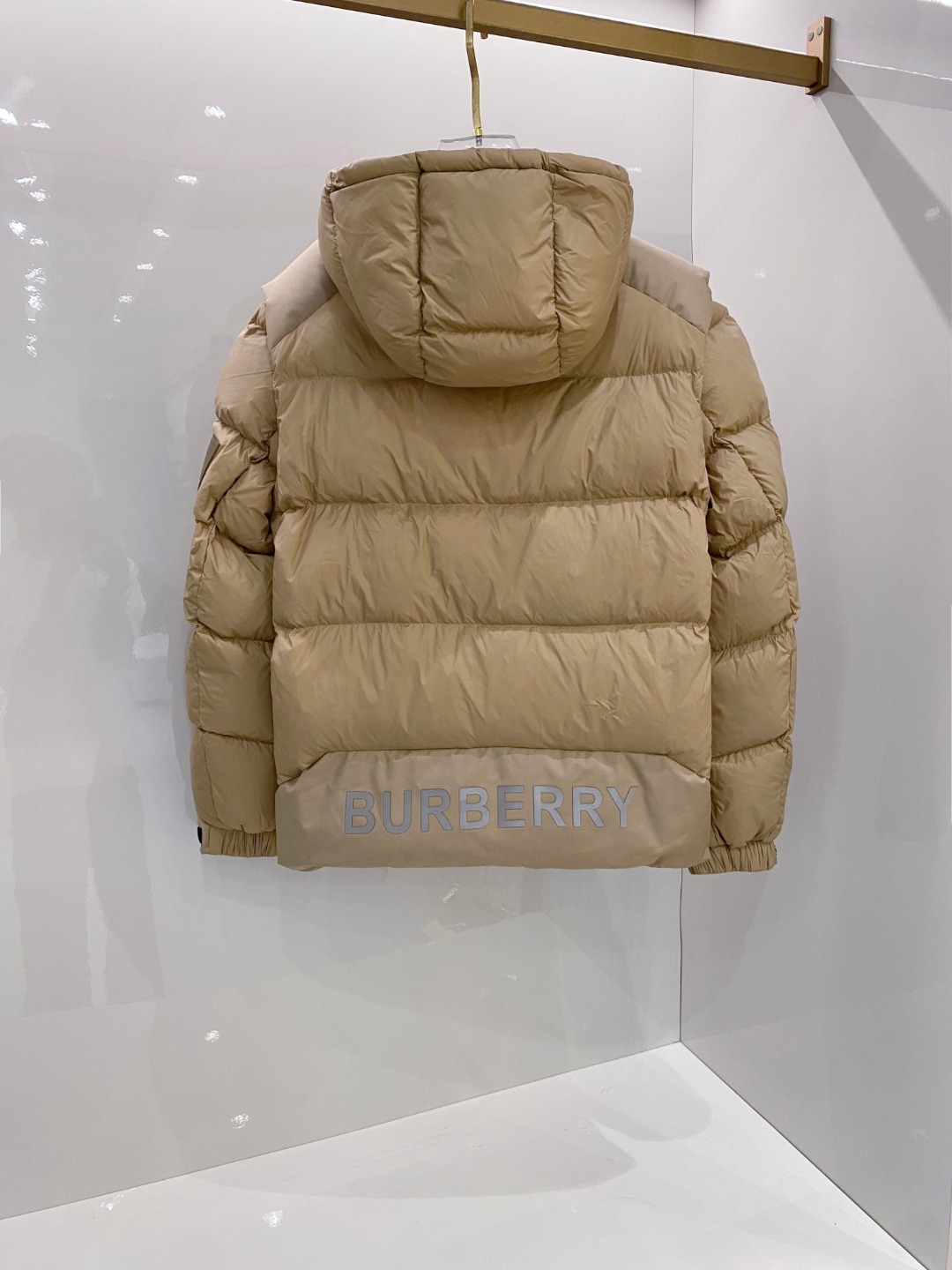 爆款羽绒服 BURBERRY巴宝莉 2025新款羽绒服秀场新品，袖子可拆卸，一衣两穿。品相非常完美，专柜