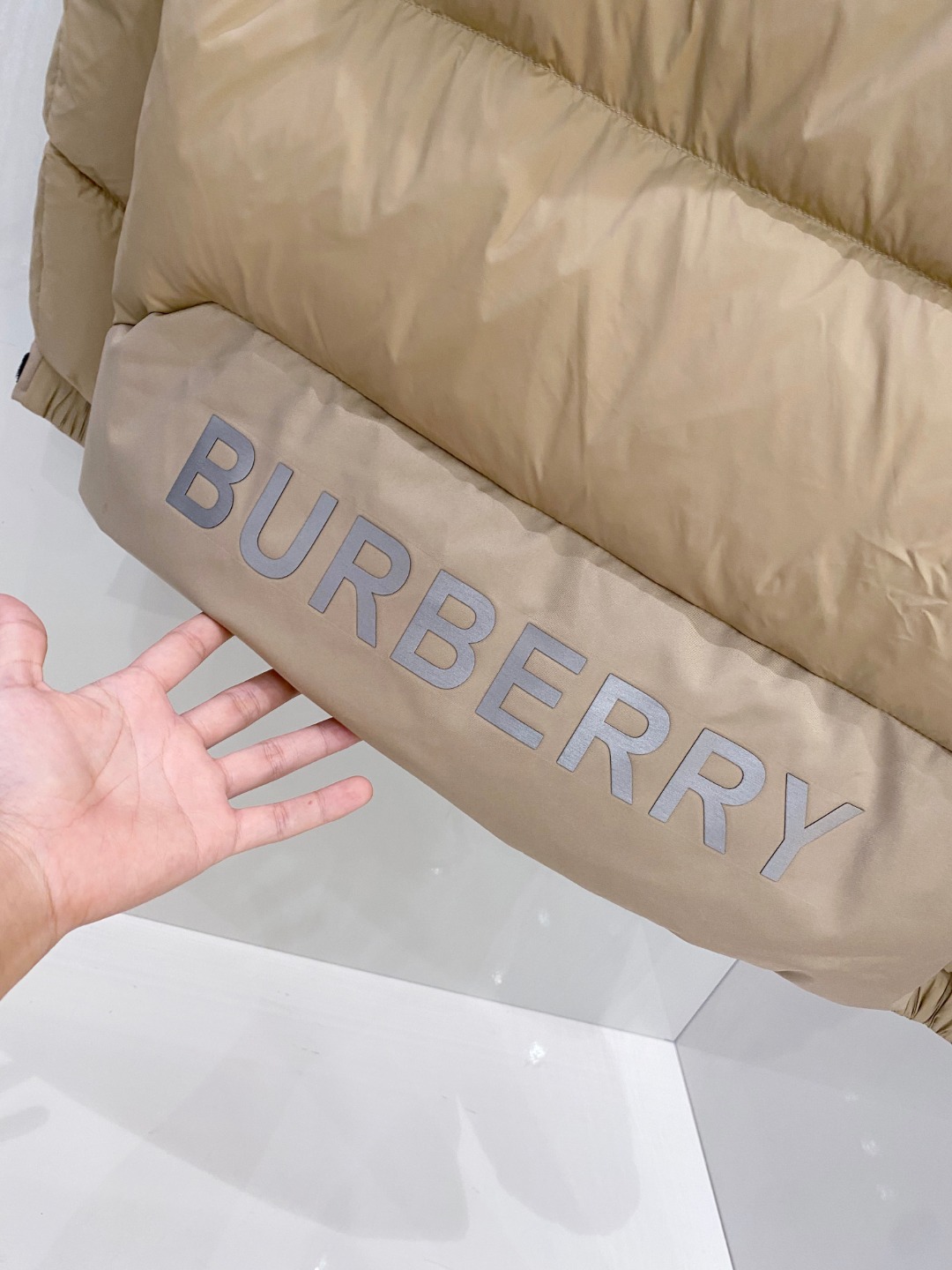 爆款羽绒服 BURBERRY巴宝莉 2025新款羽绒服秀场新品，袖子可拆卸，一衣两穿。品相非常完美，专柜