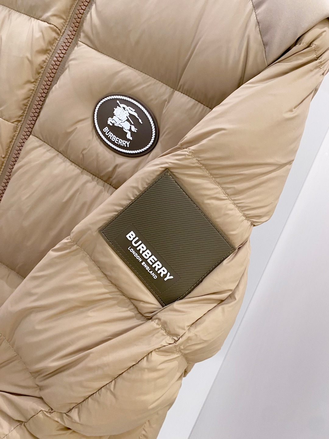 爆款羽绒服 BURBERRY巴宝莉 2025新款羽绒服秀场新品，袖子可拆卸，一衣两穿。品相非常完美，专柜