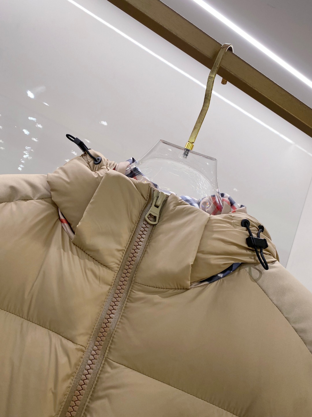 爆款羽绒服 BURBERRY巴宝莉 2025新款羽绒服秀场新品，袖子可拆卸，一衣两穿。品相非常完美，专柜