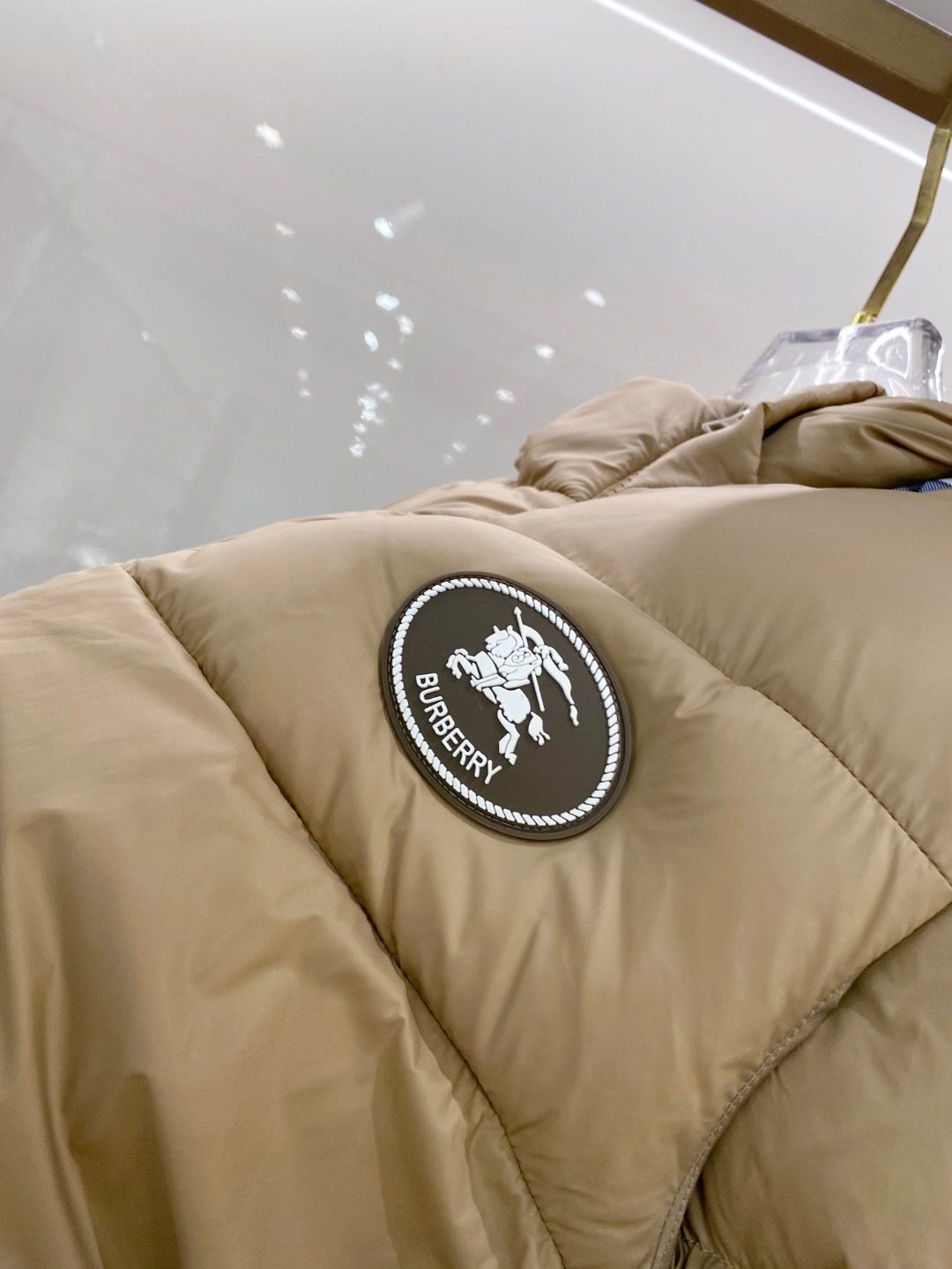 爆款羽绒服 BURBERRY巴宝莉 2025新款羽绒服秀场新品，袖子可拆卸，一衣两穿。品相非常完美，专柜