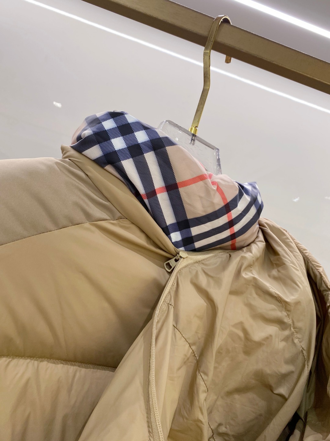 爆款羽绒服 BURBERRY巴宝莉 2025新款羽绒服秀场新品，袖子可拆卸，一衣两穿。品相非常完美，专柜