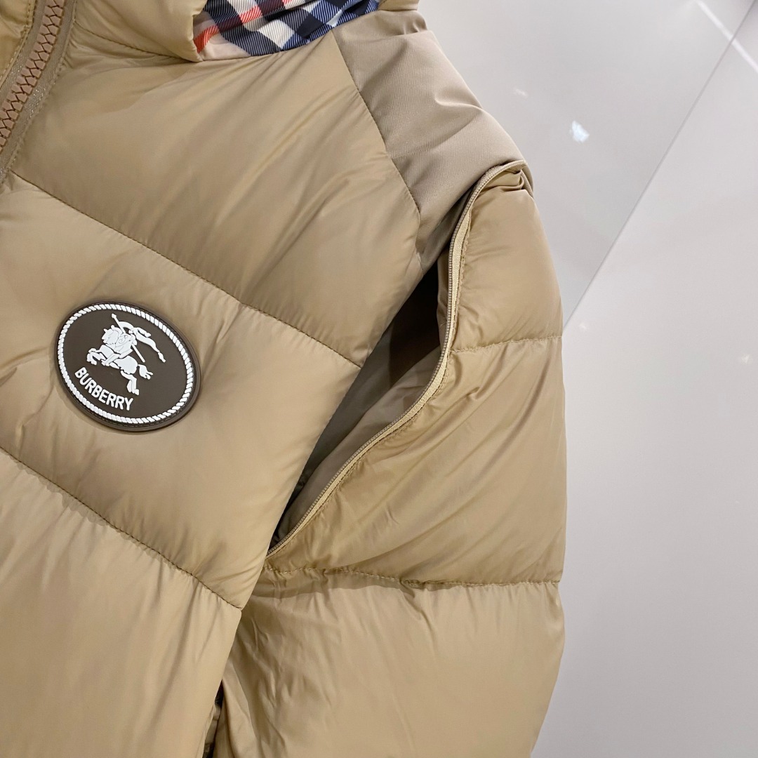 爆款羽绒服 BURBERRY巴宝莉 2025新款羽绒服秀场新品，袖子可拆卸，一衣两穿。品相非常完美，专柜