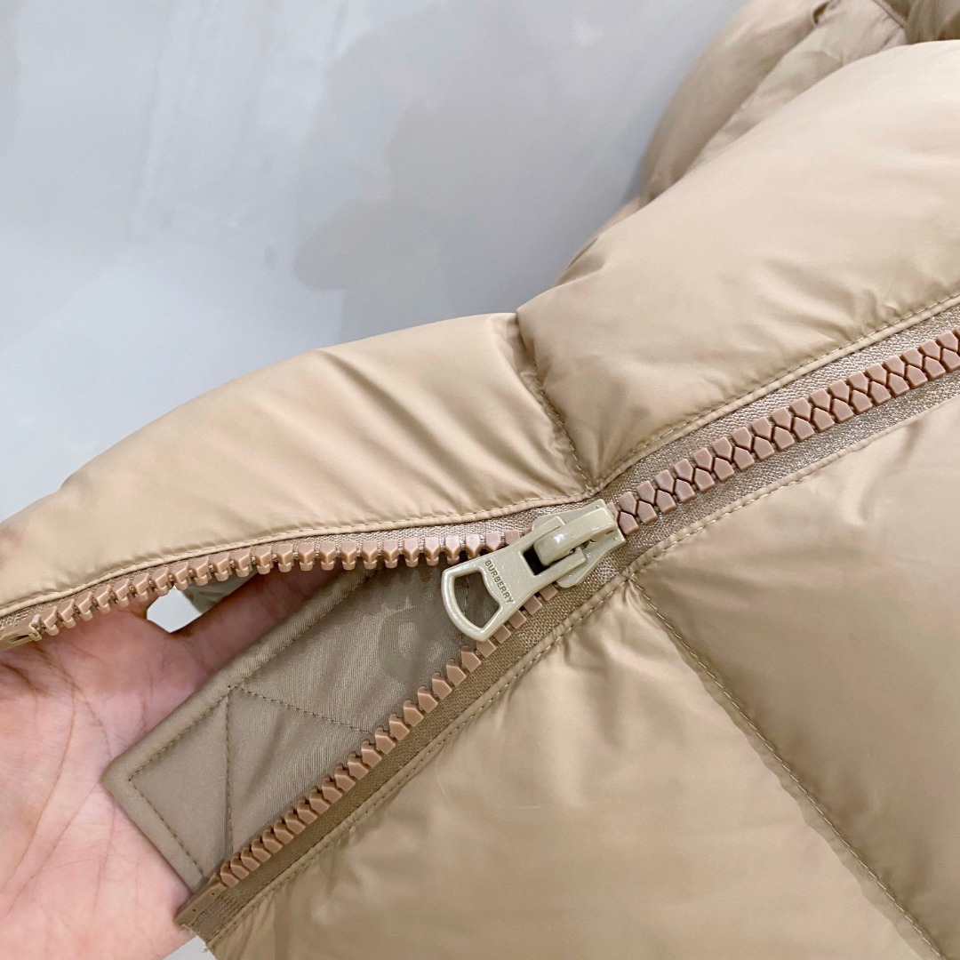 爆款羽绒服 BURBERRY巴宝莉 2025新款羽绒服秀场新品，袖子可拆卸，一衣两穿。品相非常完美，专柜