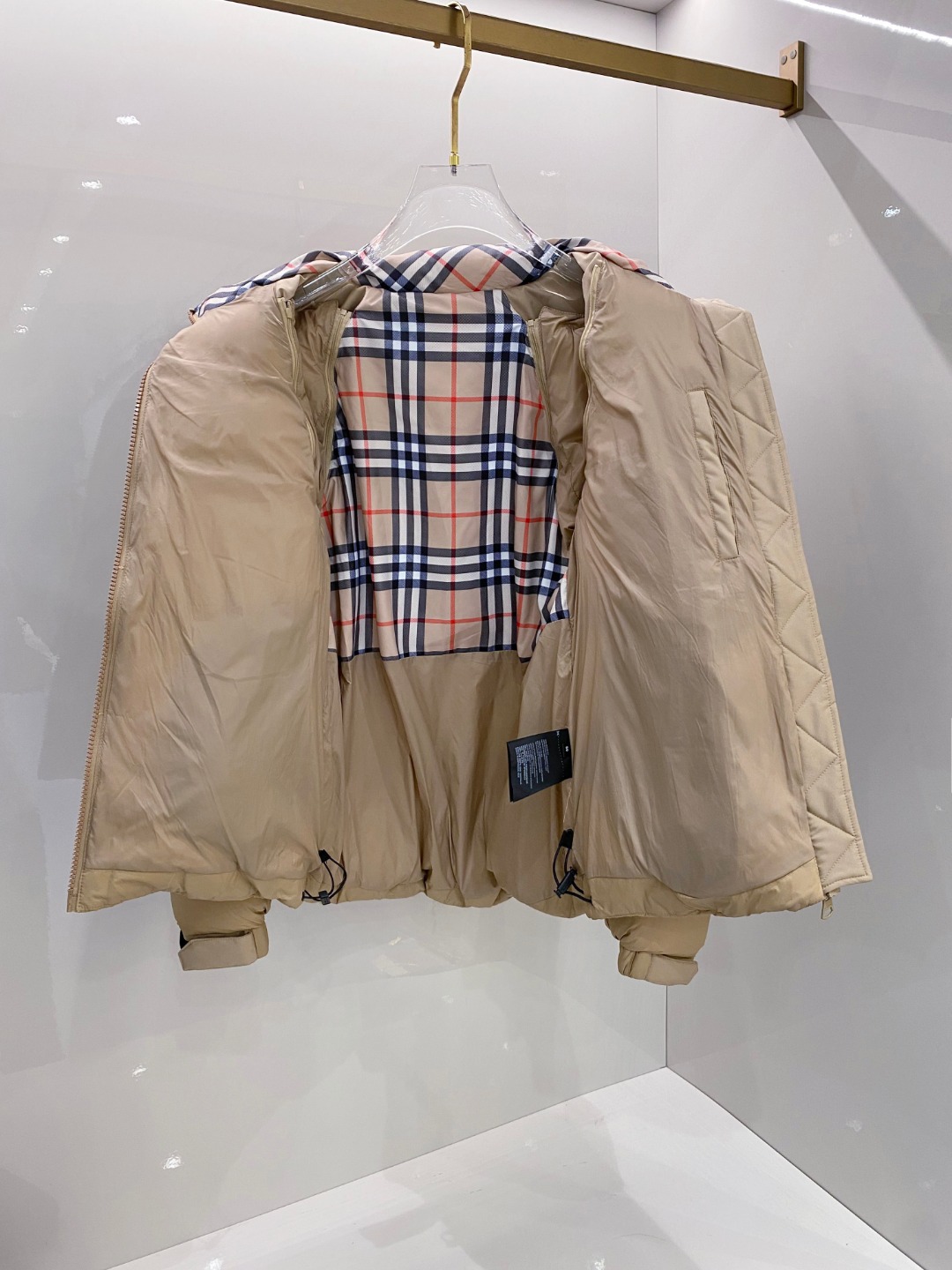 爆款羽绒服 BURBERRY巴宝莉 2025新款羽绒服秀场新品，袖子可拆卸，一衣两穿。品相非常完美，专柜