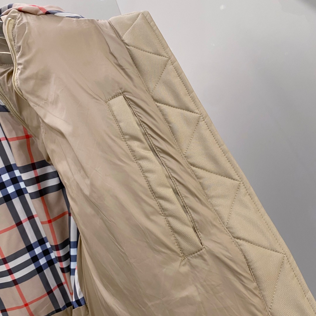 爆款羽绒服 BURBERRY巴宝莉 2025新款羽绒服秀场新品，袖子可拆卸，一衣两穿。品相非常完美，专柜