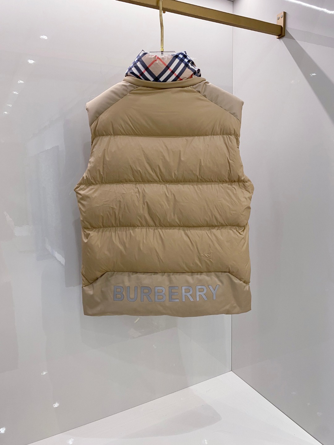 爆款羽绒服 BURBERRY巴宝莉 2025新款羽绒服秀场新品，袖子可拆卸，一衣两穿。品相非常完美，专柜