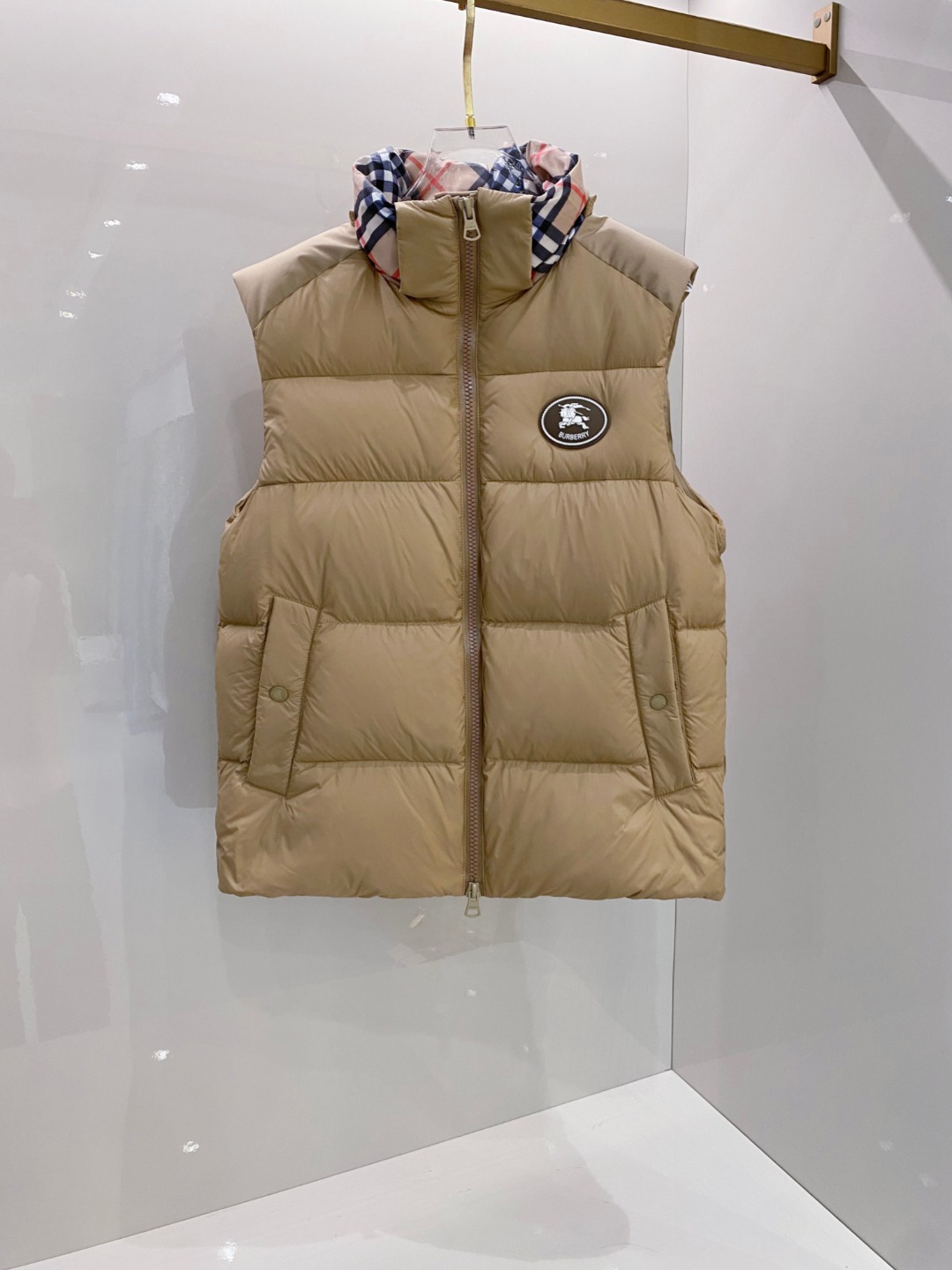 爆款羽绒服 BURBERRY巴宝莉 2025新款羽绒服秀场新品，袖子可拆卸，一衣两穿。品相非常完美，专柜