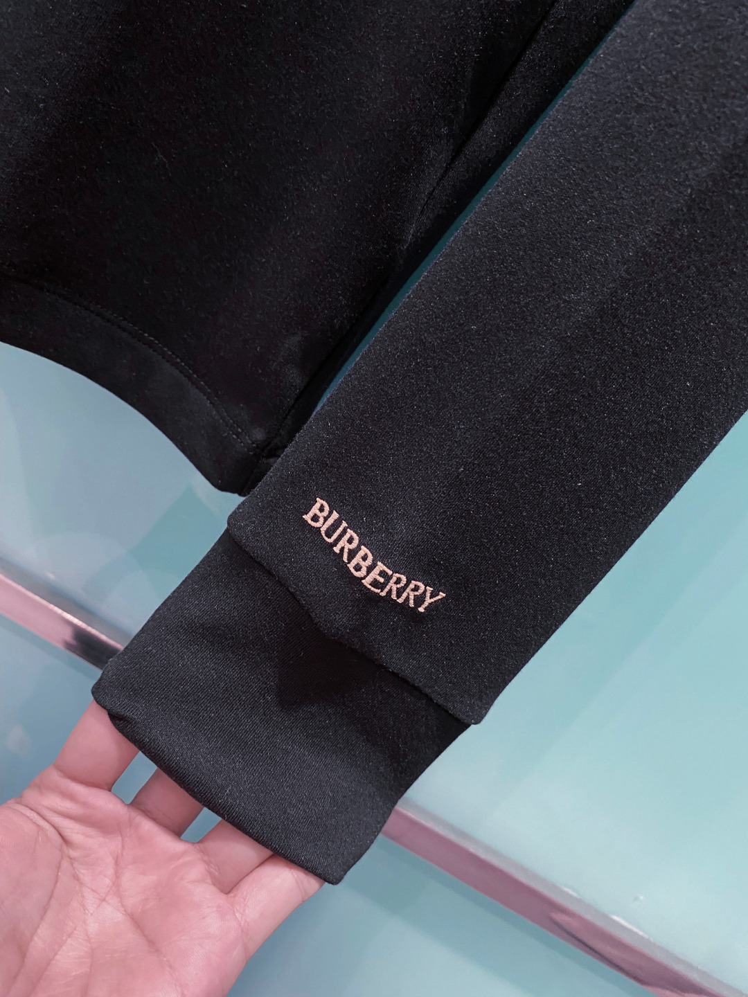 巴宝莉burberry 2025秋冬专柜新款 时尚休闲打底衫长袖T恤，精选进口高密度双面拉架棉面料，精致