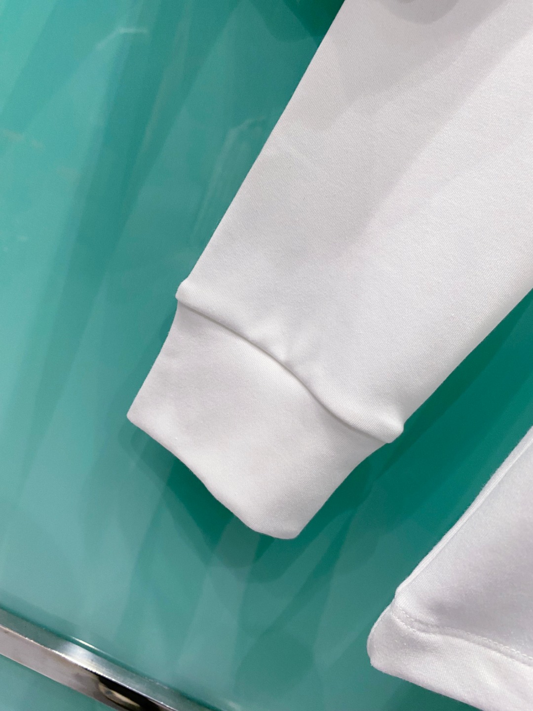 阿玛尼 2025秋冬专柜新款 时尚休闲打底衫长袖T恤，精选进口高密度双面拉架棉面料，精致原版logo打造