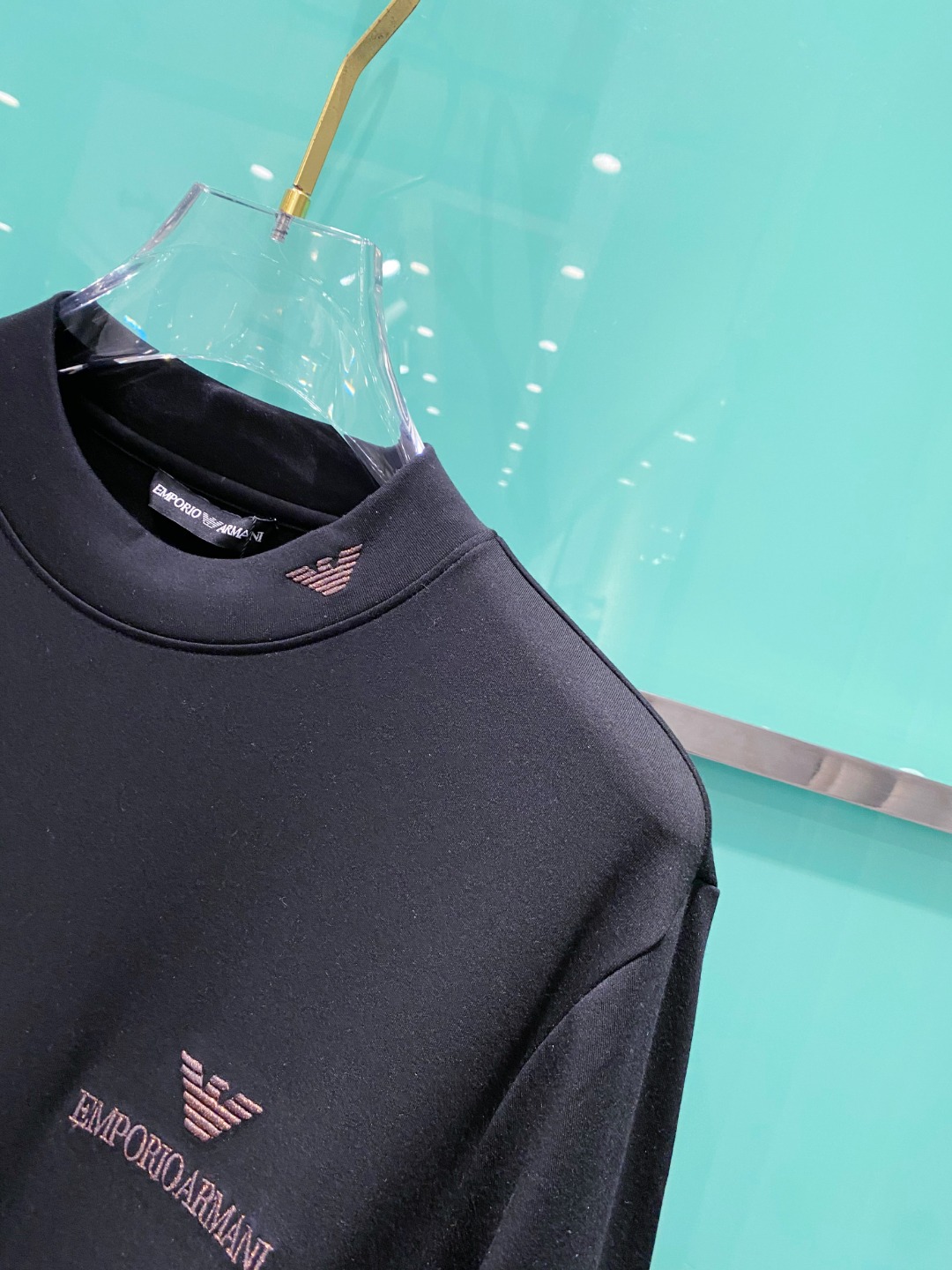 阿玛尼 2025秋冬专柜新款 时尚休闲打底衫长袖T恤，精选进口高密度双面拉架棉面料，精致原版logo打造