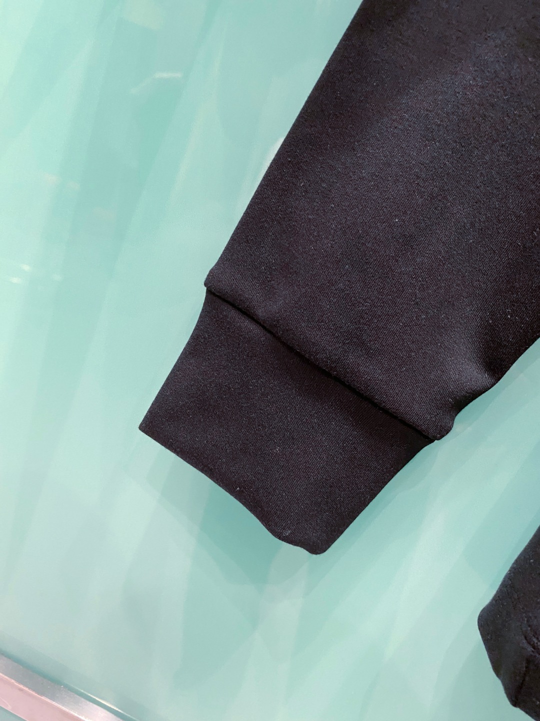 阿玛尼 2025秋冬专柜新款 时尚休闲打底衫长袖T恤，精选进口高密度双面拉架棉面料，精致原版logo打造