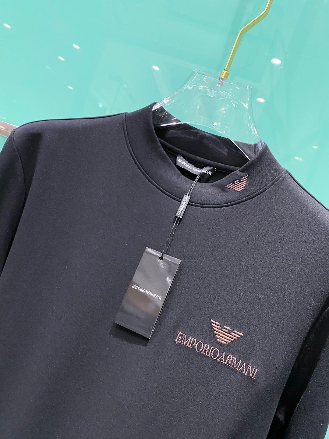 阿玛尼 2025秋冬专柜新款 时尚休闲打底衫长袖T恤，精选进口高密度双面拉架棉面料，精致原版logo打造