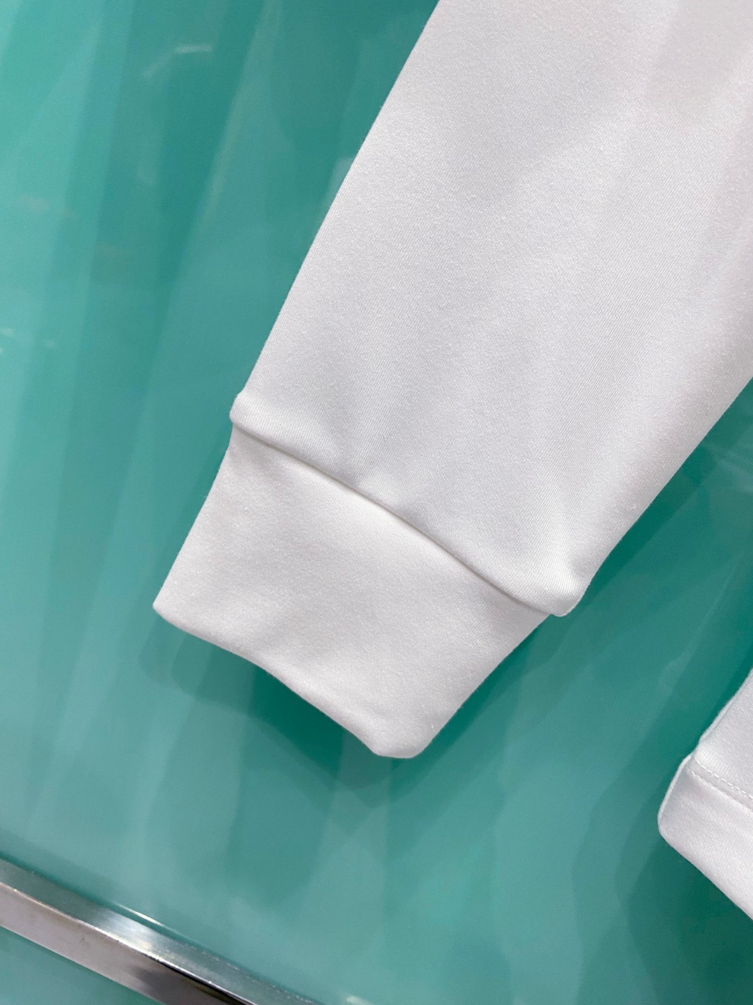 alo 2025秋冬专柜新款 时尚休闲打底衫长袖T恤，精选进口高密度双面拉架棉面料，精致原版logo打造