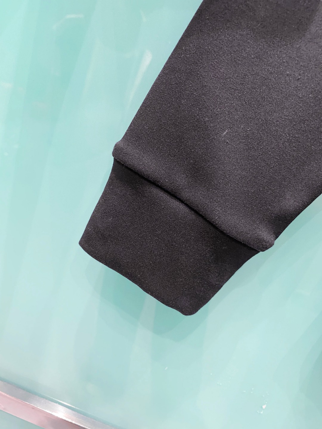 alo 2025秋冬专柜新款 时尚休闲打底衫长袖T恤，精选进口高密度双面拉架棉面料，精致原版logo打造