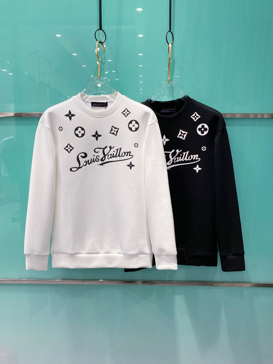 LV 2025秋冬🆕男士字母标识套头太空棉卫衣 经典OS版型,简约而不失格调.日常运动休闲商务毫无压力.