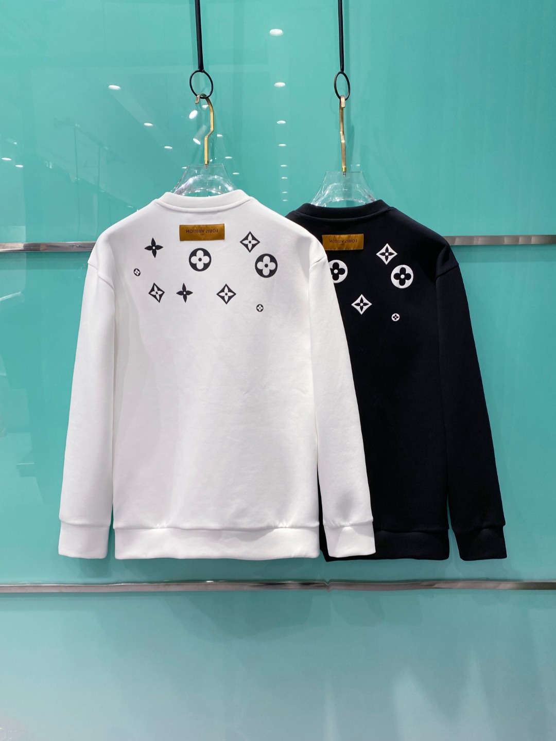 LV 2025秋冬🆕男士字母标识套头太空棉卫衣 经典OS版型,简约而不失格调.日常运动休闲商务毫无压力.