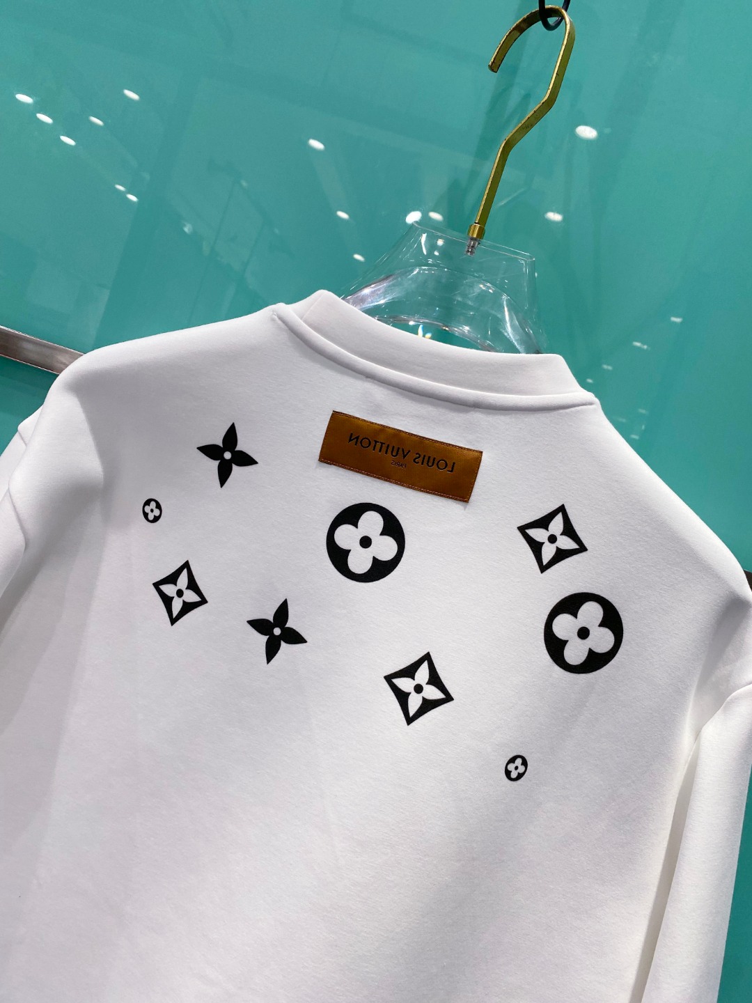 LV 2025秋冬🆕男士字母标识套头太空棉卫衣 经典OS版型,简约而不失格调.日常运动休闲商务毫无压力.