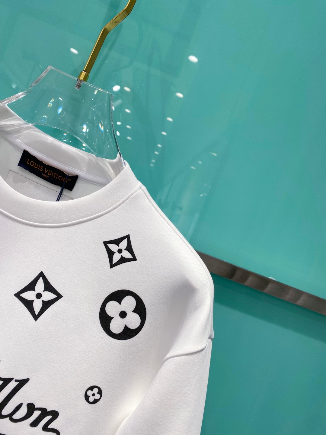 LV 2025秋冬🆕男士字母标识套头太空棉卫衣 经典OS版型,简约而不失格调.日常运动休闲商务毫无压力.