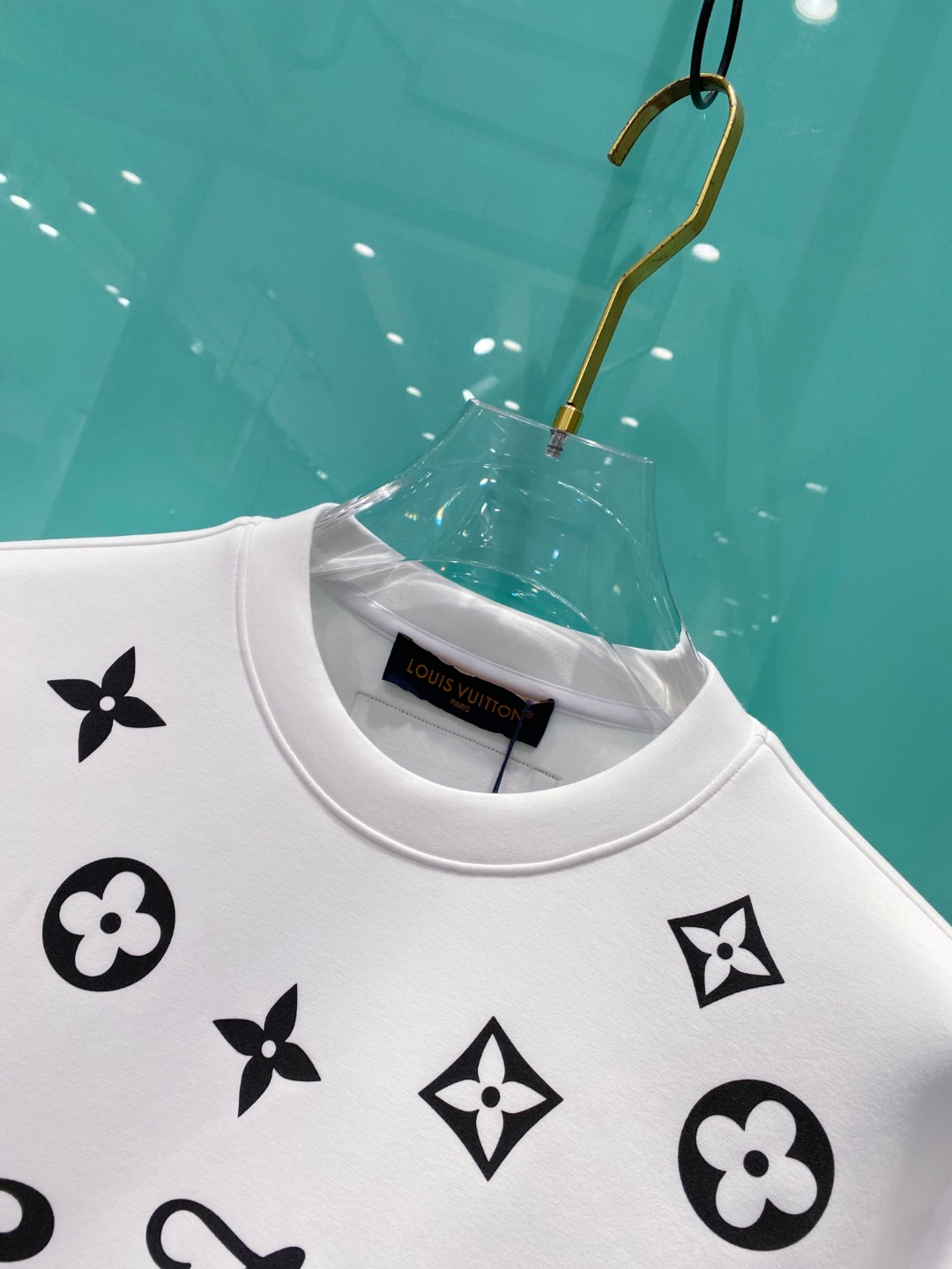 LV 2025秋冬🆕男士字母标识套头太空棉卫衣 经典OS版型,简约而不失格调.日常运动休闲商务毫无压力.