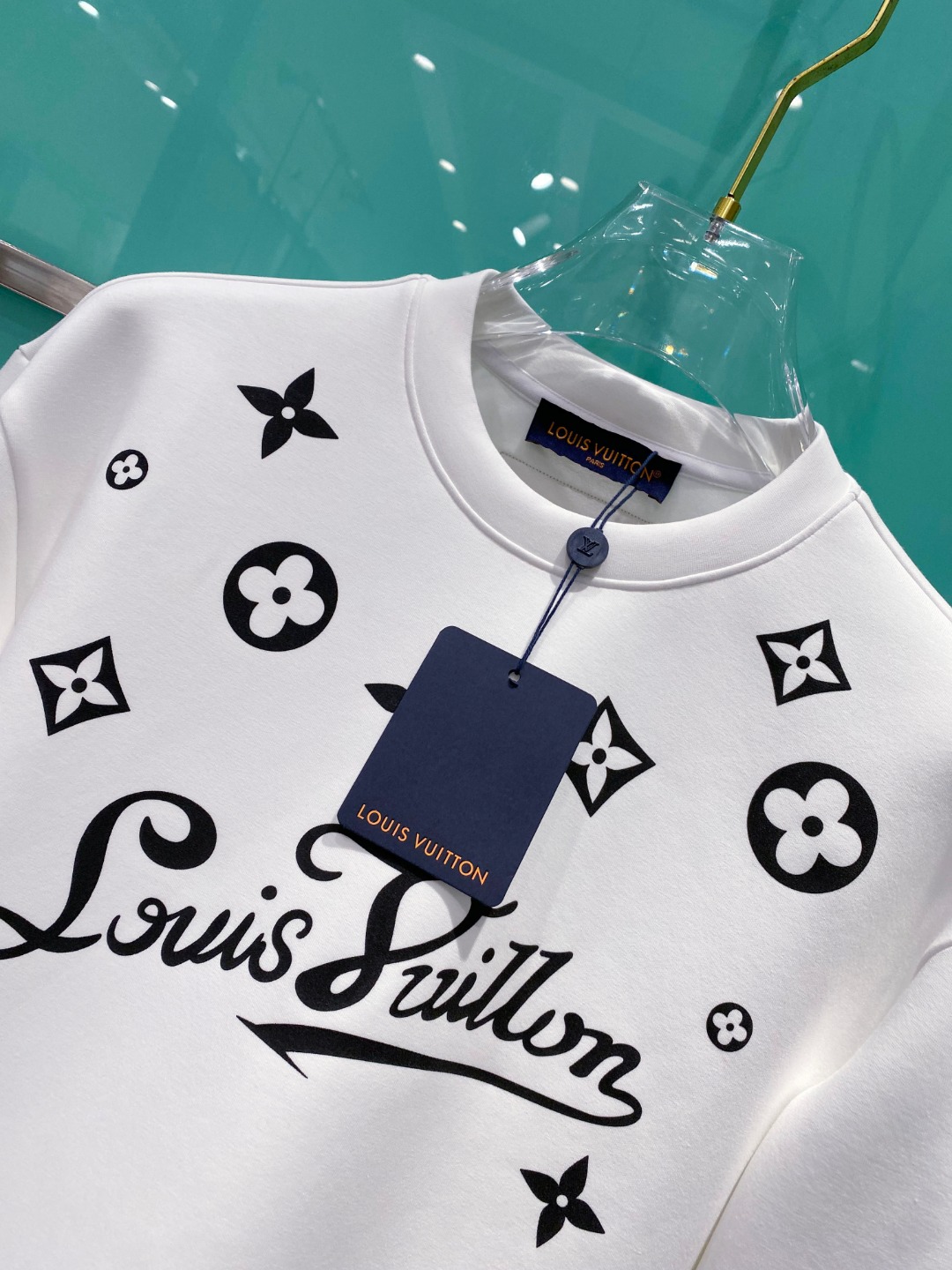 LV 2025秋冬🆕男士字母标识套头太空棉卫衣 经典OS版型,简约而不失格调.日常运动休闲商务毫无压力.