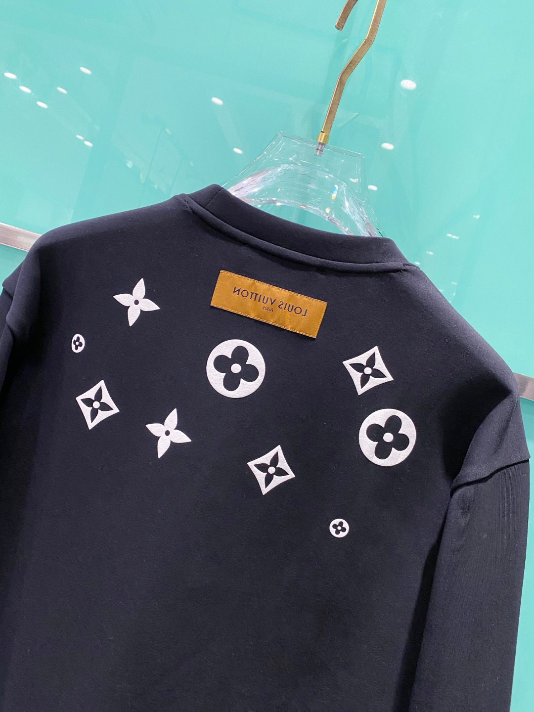 LV 2025秋冬🆕男士字母标识套头太空棉卫衣 经典OS版型,简约而不失格调.日常运动休闲商务毫无压力.