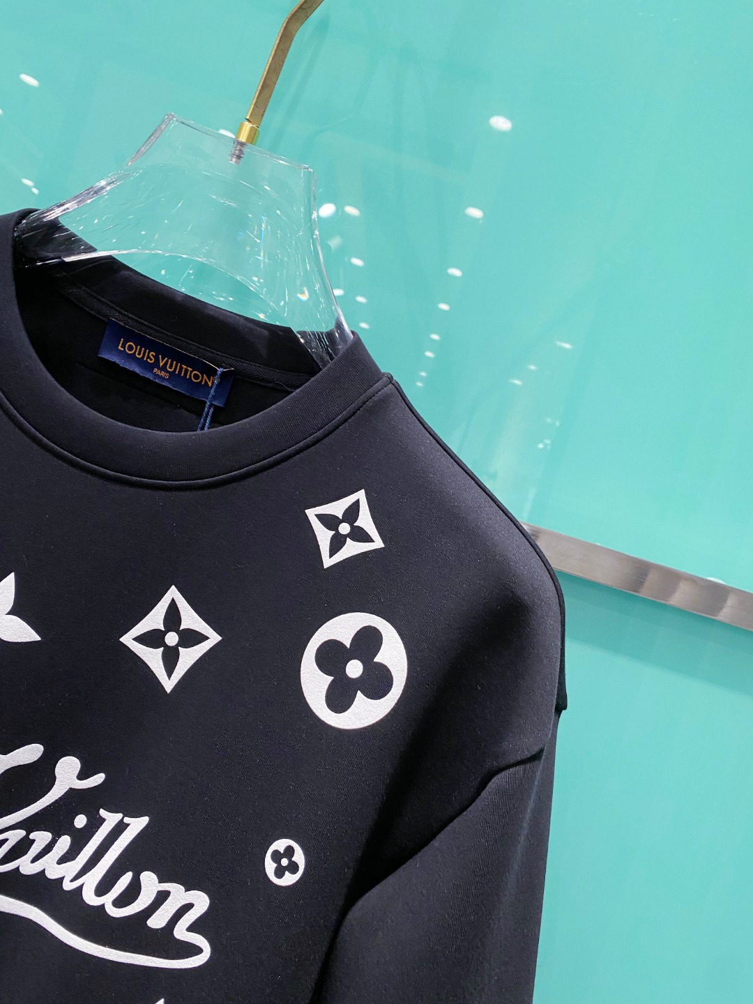 LV 2025秋冬🆕男士字母标识套头太空棉卫衣 经典OS版型,简约而不失格调.日常运动休闲商务毫无压力.