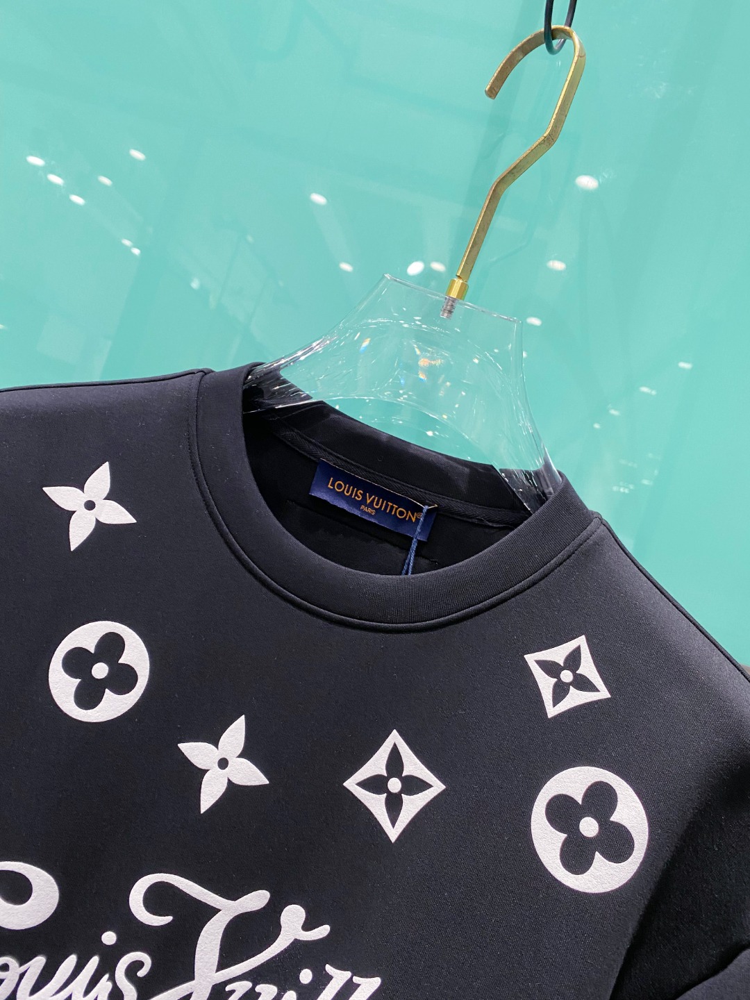 LV 2025秋冬🆕男士字母标识套头太空棉卫衣 经典OS版型,简约而不失格调.日常运动休闲商务毫无压力.