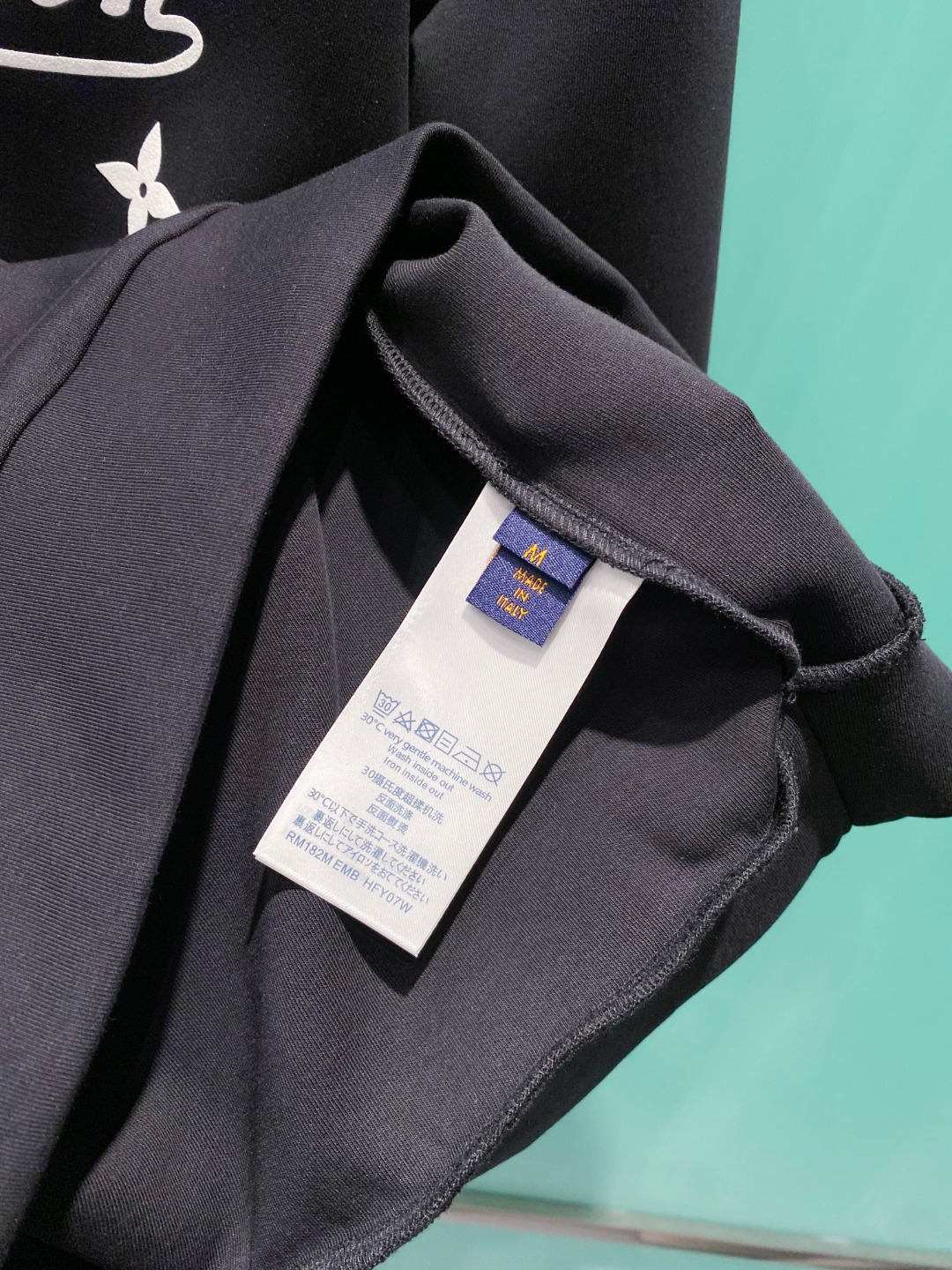 LV 2025秋冬🆕男士字母标识套头太空棉卫衣 经典OS版型,简约而不失格调.日常运动休闲商务毫无压力.