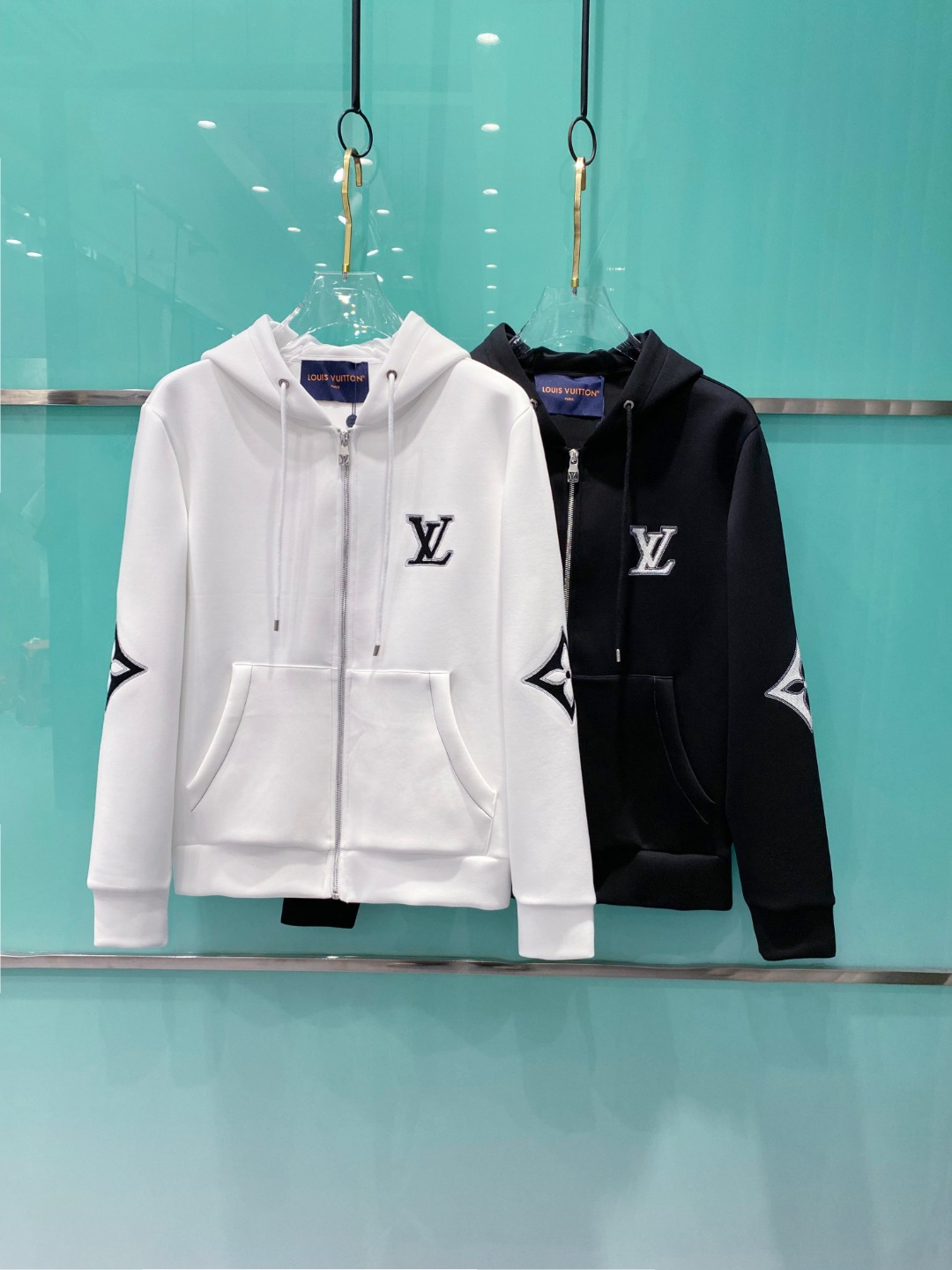 LV 2025秋冬男女同款拉链卫衣舒适轻松运动休闲集一体！经典百搭，打破往年的枯燥乏味更为年轻时尚，多了