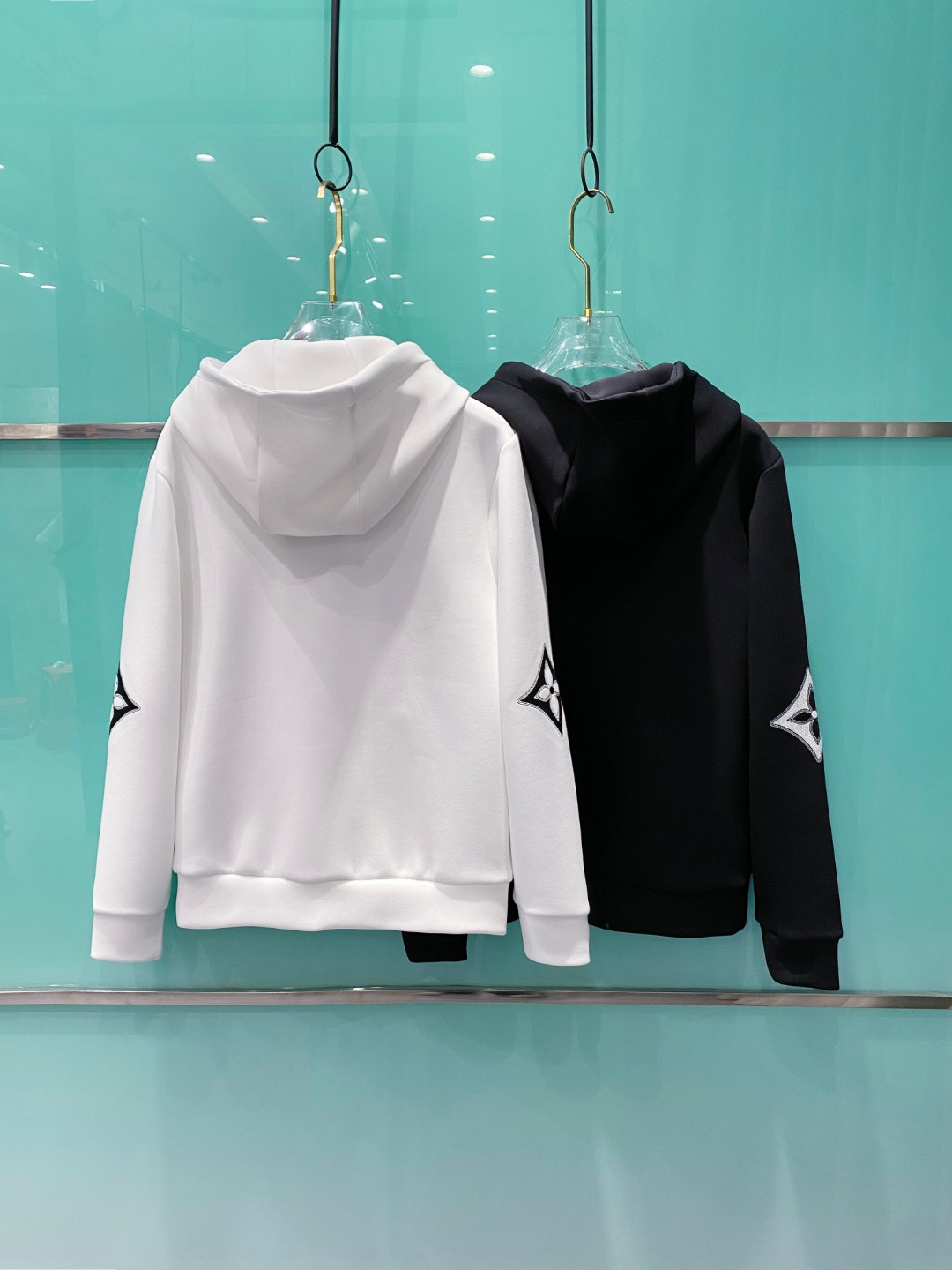 LV 2025秋冬男女同款拉链卫衣舒适轻松运动休闲集一体！经典百搭，打破往年的枯燥乏味更为年轻时尚，多了