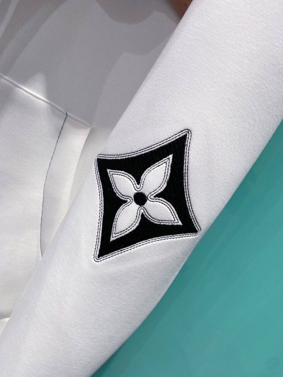 LV 2025秋冬男女同款拉链卫衣舒适轻松运动休闲集一体！经典百搭，打破往年的枯燥乏味更为年轻时尚，多了