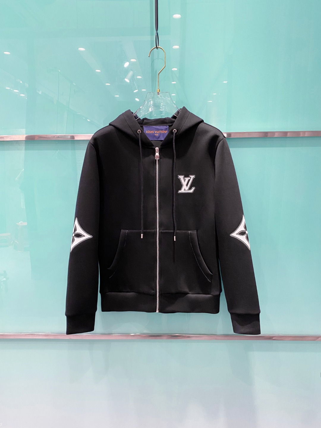 LV 2025秋冬男女同款拉链卫衣舒适轻松运动休闲集一体！经典百搭，打破往年的枯燥乏味更为年轻时尚，多了