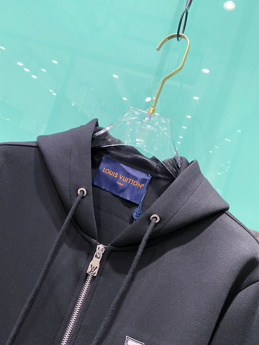 LV 2025秋冬男女同款拉链卫衣舒适轻松运动休闲集一体！经典百搭，打破往年的枯燥乏味更为年轻时尚，多了