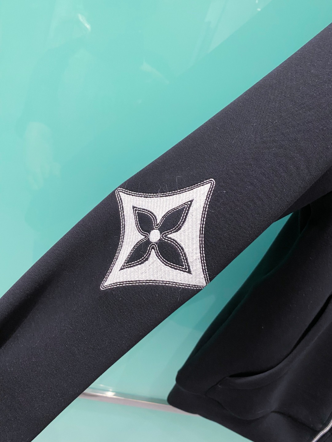 LV 2025秋冬男女同款拉链卫衣舒适轻松运动休闲集一体！经典百搭，打破往年的枯燥乏味更为年轻时尚，多了