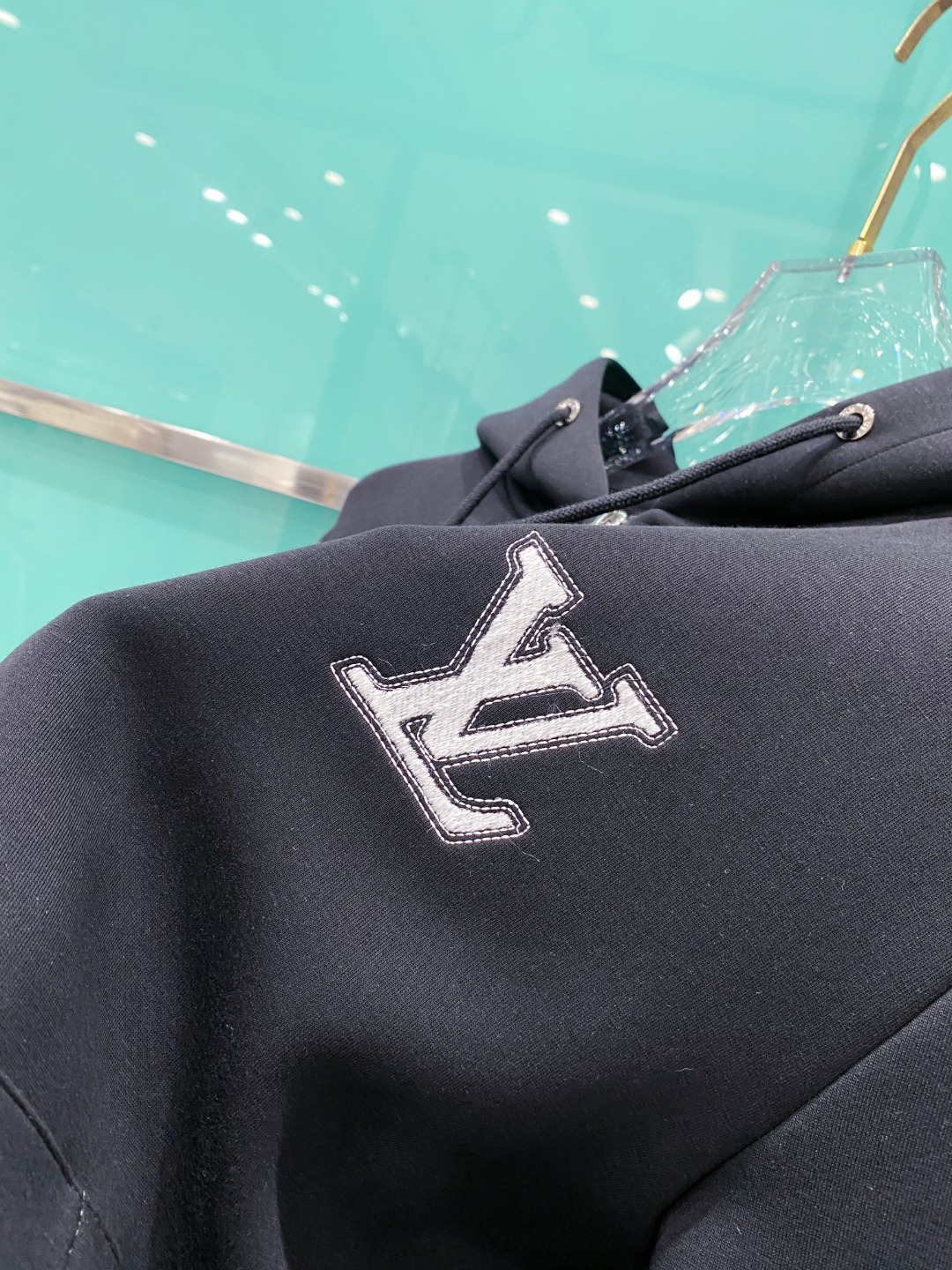 LV 2025秋冬男女同款拉链卫衣舒适轻松运动休闲集一体！经典百搭，打破往年的枯燥乏味更为年轻时尚，多了