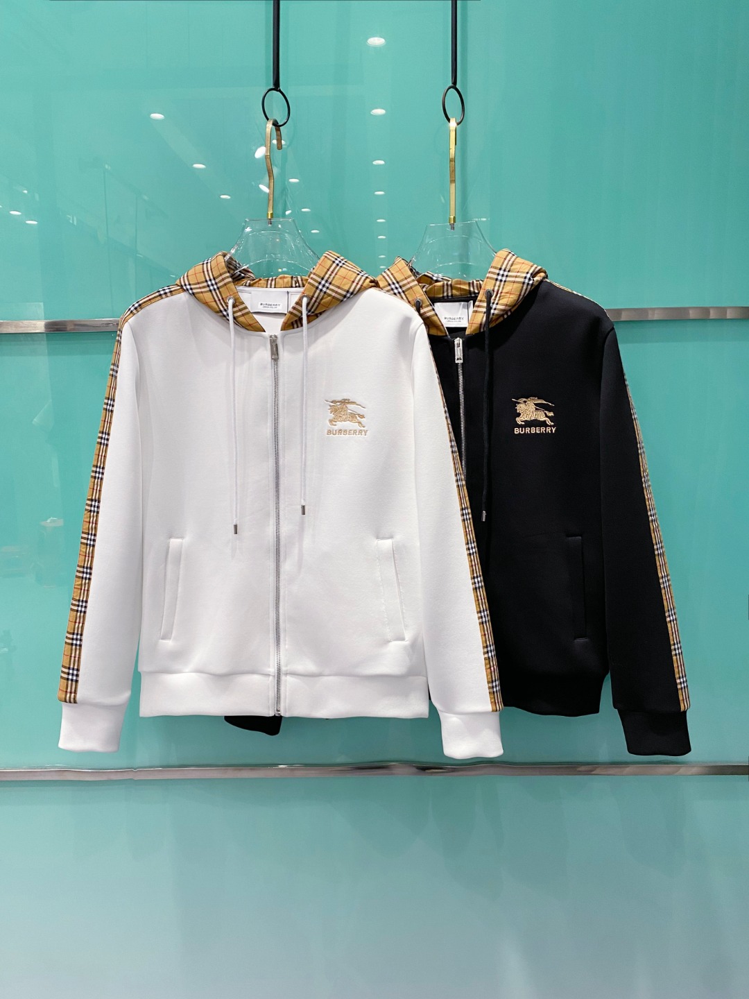 巴宝莉 2025秋冬男女同款拉链卫衣舒适轻松运动休闲集一体！经典百搭，打破往年的枯燥乏味更为年轻时尚，多