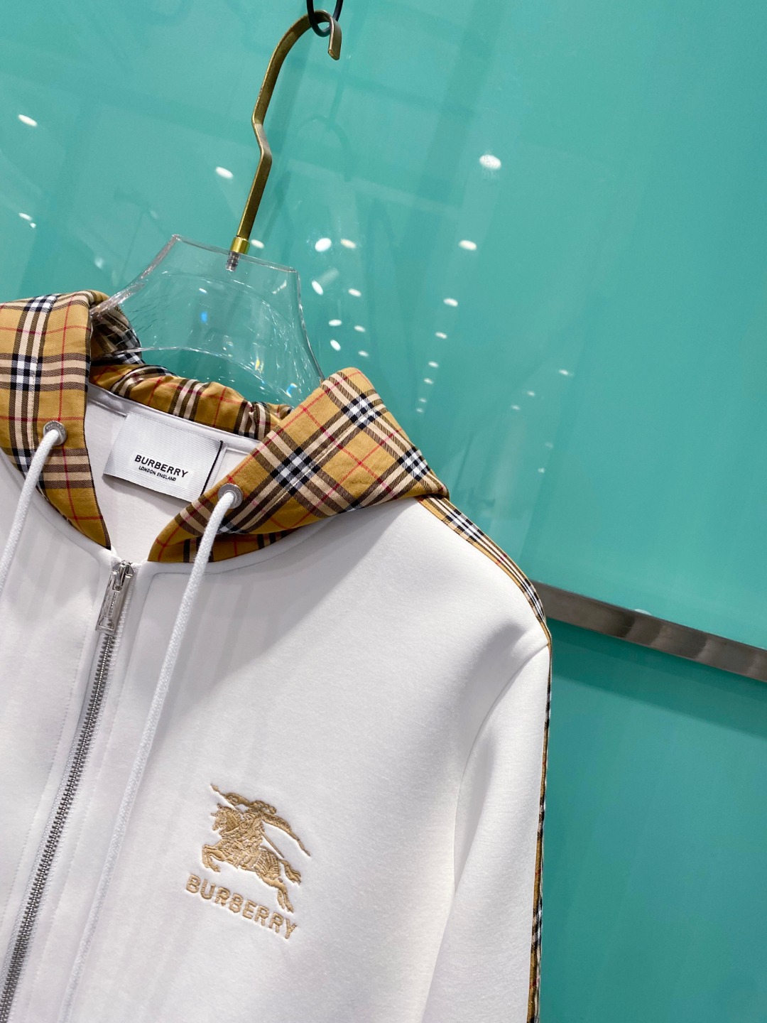 巴宝莉 2025秋冬男女同款拉链卫衣舒适轻松运动休闲集一体！经典百搭，打破往年的枯燥乏味更为年轻时尚，多